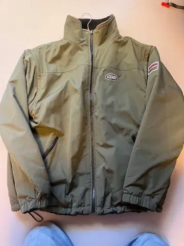 올리브 그린 자켓과 블랙 플리스의 리버서블