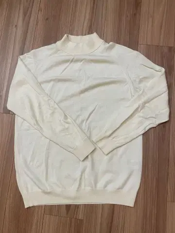 크림색 하이넥 긴팔 니트