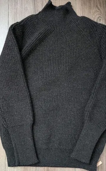 BATONER 브라운 시그니처 니트 바토너