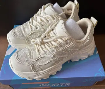 ORTR 아이보리 레이스 무늬 스니커즈