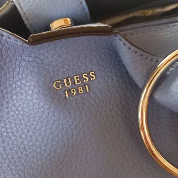 GUESS 1981 라이트 블루 숄더백
