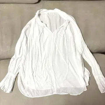 NOBLE 화이트 V넥 프릴 셔츠