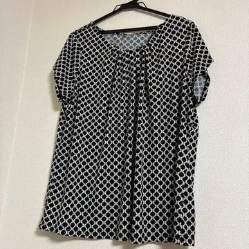 블랙 앤 화이트 패턴 반팔 티셔츠