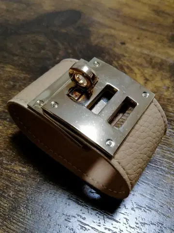 베이지 가죽 골드톤 팔찌