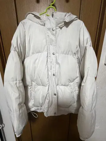 화이트 다운 자켓 후드 부착