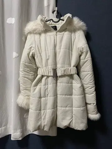 클리어 후드 부착 화이트 다운 자켓