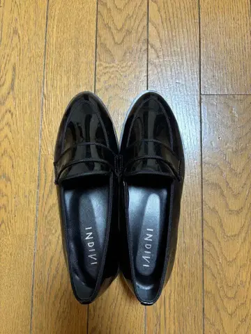 INDIVI 블랙 에나멜 로퍼