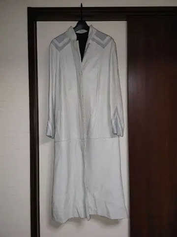 화이트 가죽 롱 코트