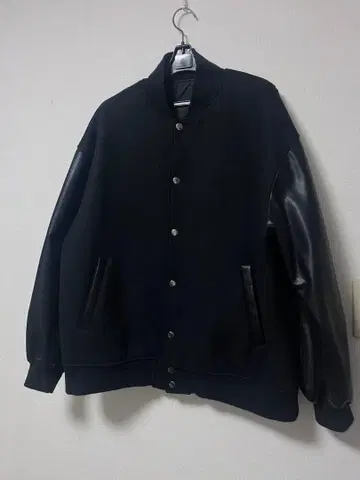 울 바시티 자켓 블랙