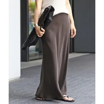 EVERYDAY I LIKE. 2023 Cu/R 맥시 스커트 브라운