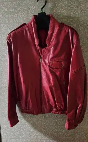 빨간색 가죽 자켓 (L 사이즈)