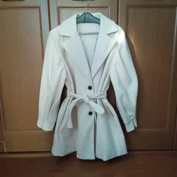 베이지 벨트 포함 롱 코트