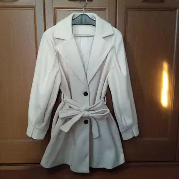 화이트 베이지 벨트 롱 코트