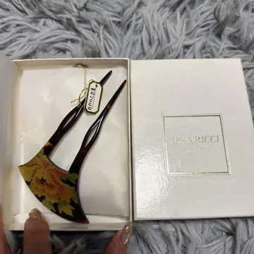 NINA RICCI 꽃무늬 헤어콤 박스 포함