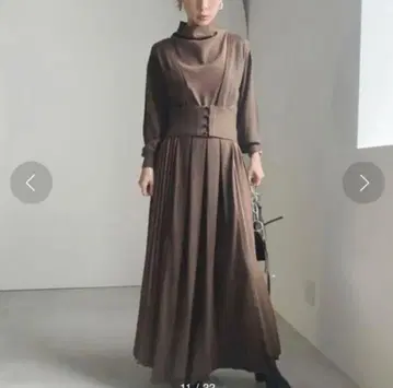 SIDE PLEATS KNIT DRESS 브라운