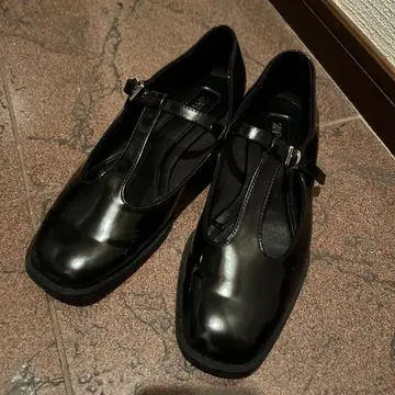 [ 새상품급 ] ZARA 블랙 T 스트랩 에나멜 신발