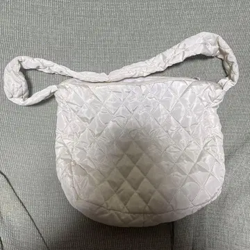 화이트 퀼팅 숄더백
