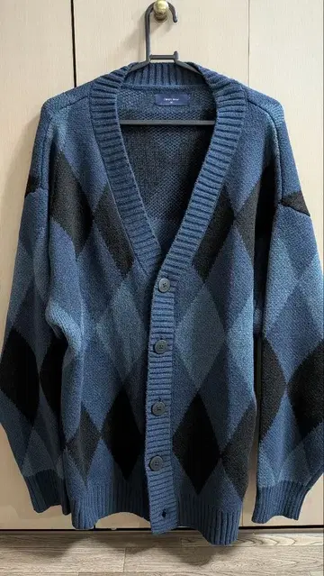 파랑과 블랙 다이아몬드 패턴 가디건