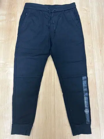 블랙 조거 팬츠 사이드 로고 포함