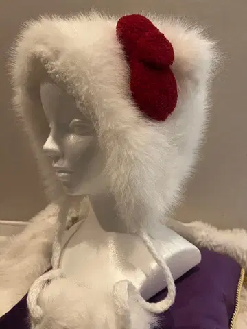 흰색 귀도리 모자 빨간색 리본 포함