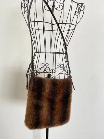 브라운 퍼 숄더백