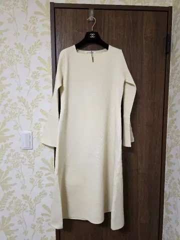 새상품 아이보리 플레어 슬리브 원피스