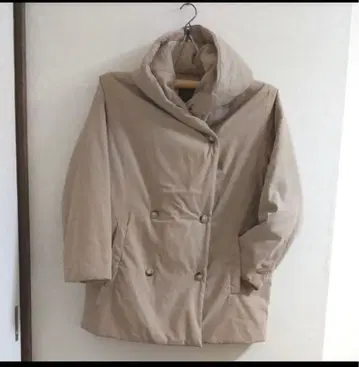 베이지 후드 부착 다운 자켓