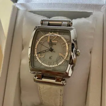 Citizen XC 실버 화이트 전파 시계