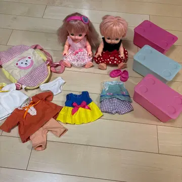 멜짱 인형 2체와 의상 세트