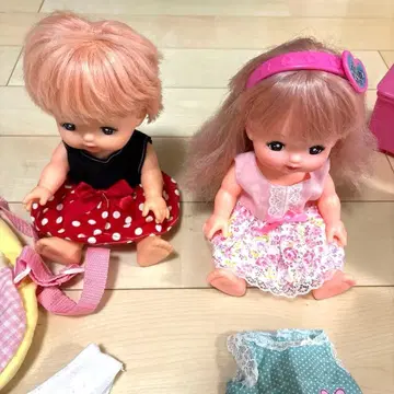 멜짱 인형 2체와 의상 세트