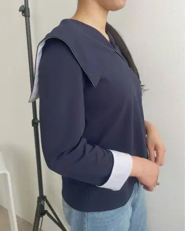 새상품 렐비에 빅 칼라 컷 블라우스 네이비