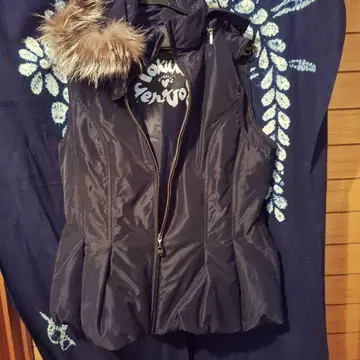 토쿠코 블랙 퍼(fur) 장식 다운 베스트