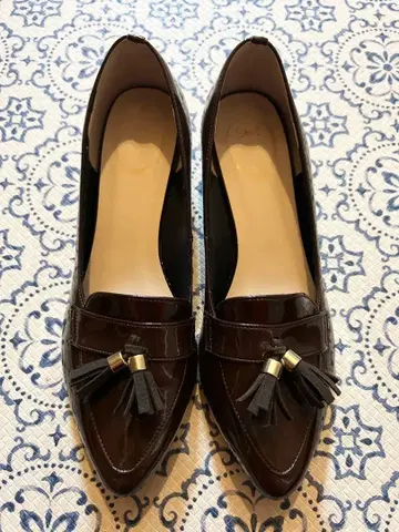 태슬 포함 브라운 로퍼