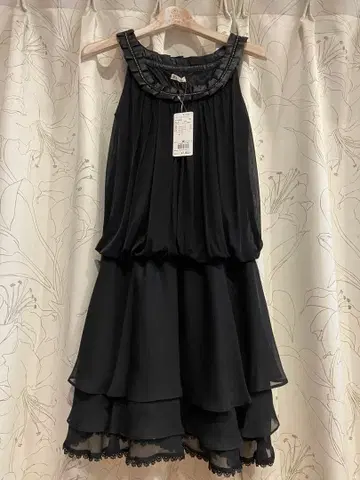 새상품, 미사용 블랙 프릴 드레스