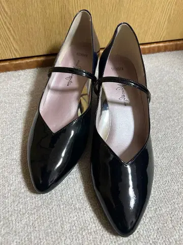 긴자 카네마츠 SLENDER 에나멜 스트랩 펌프스 블랙 네이비 그라데이션