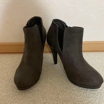 그레이 스웨이드 앵클부츠 하이힐