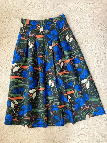 새상품급 로이스크레용 LoisCRAYON 미라인 꽃무늬 플레어 스커트