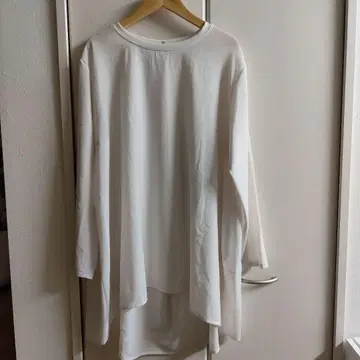 BEARDSLEY 뒷 드레이프 블라우스