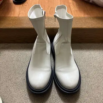 화이트 가죽 통굽 지퍼 부츠