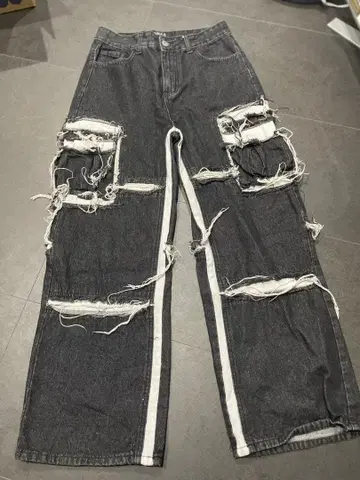 데미지 가공 다크 그레이 와이드 데님 팬츠