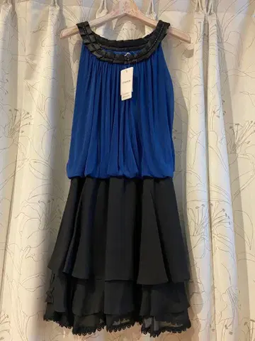 새상품, 미사용 파랑과 블랙의 프릴 드레스 M