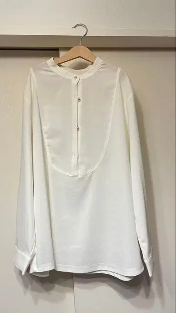 화이트 긴팔 셔츠 버튼 포함