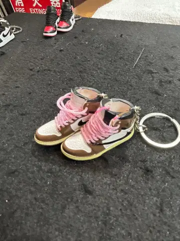 Nike 스니커즈형 키링 브라운/핑크