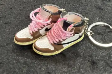 Nike 스니커즈형 키링 브라운/핑크