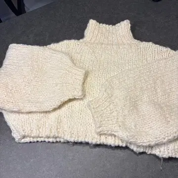 CELFORD 화이트 하이넥 스웨터