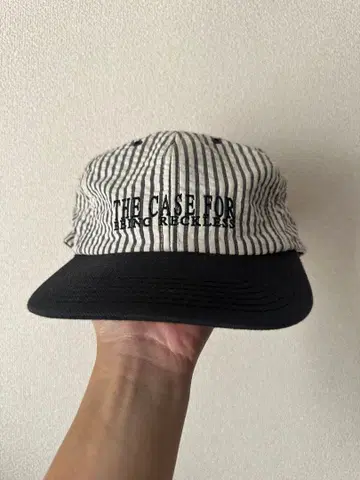 스트라이프 패턴 블랙 캡 THE CASE FOR