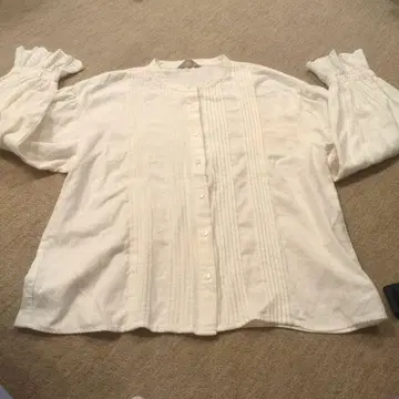 화이트 핀턱 플레어 슬리브 셔츠