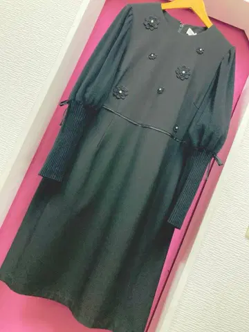 슈퍼 뷰티 블랙 x 블랙 꽃 모티브 소매 니트 원피스