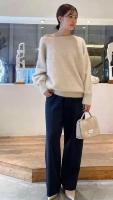 베이지 긴팔 니트 스웨터