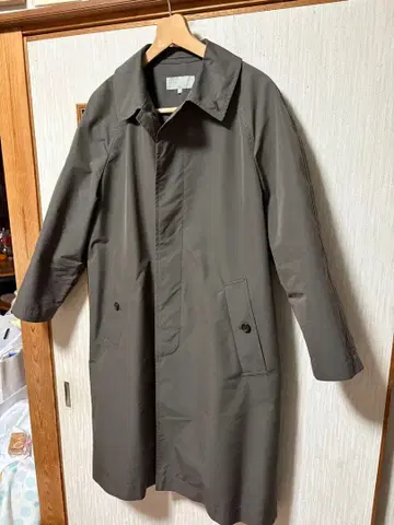 MARGARETHOWELL 스탠 칼라 스프링 코트 카키색